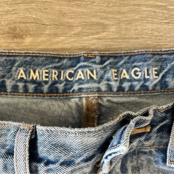 American Eagle | Distressed Highest Rise Mom Jeans, Size 6 X-Short - Picture 3 of 5